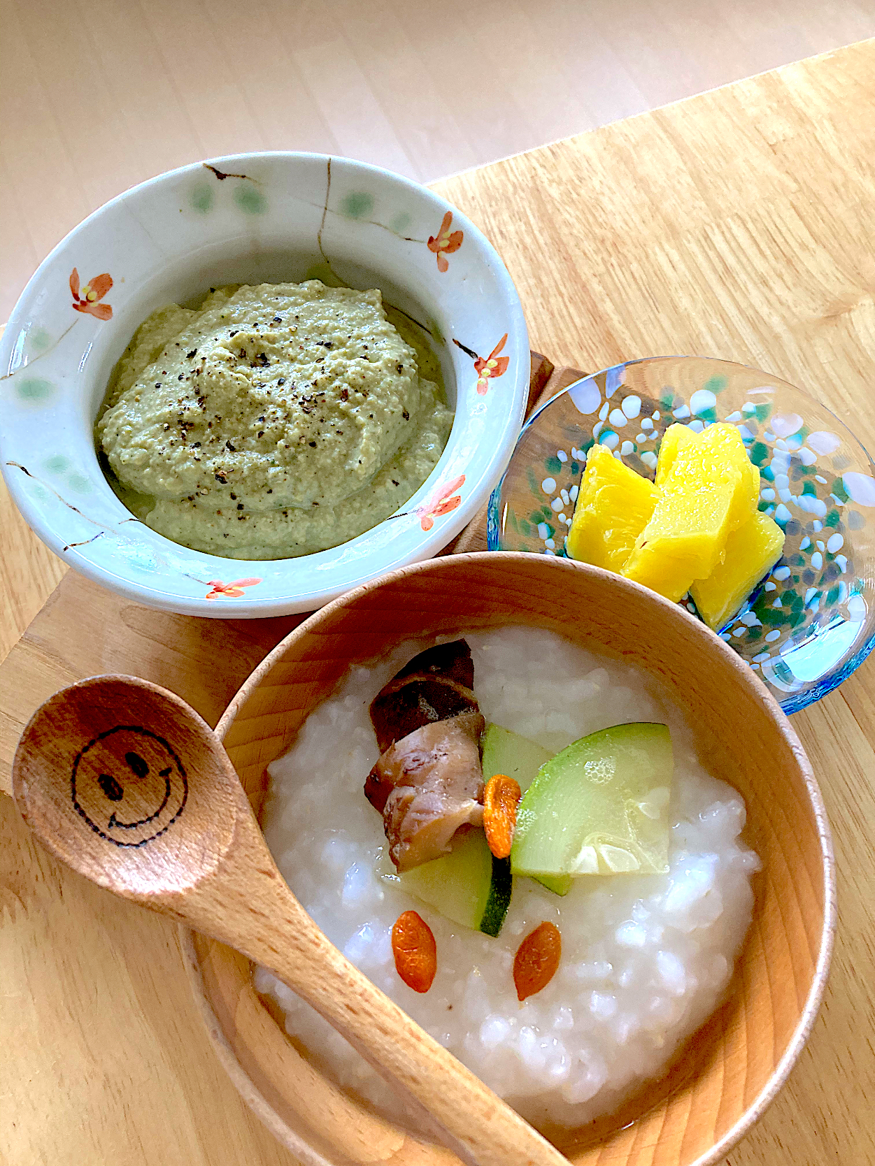 ズッキーニと干し椎茸とクコの実のお粥、ひよこ豆のフムス(青紫蘇ジェノベーゼ仕立て)、パイナップル🍍