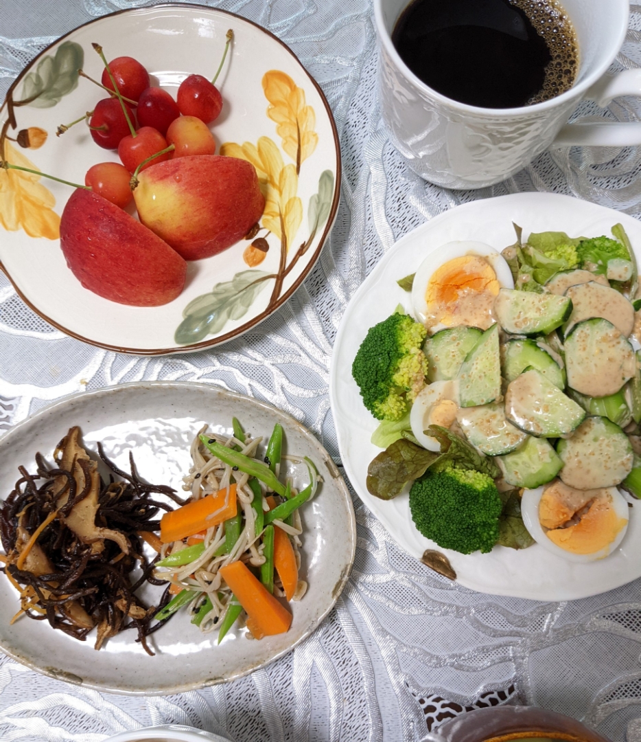 サラダ🥗
ひじきの煮物
えのきと人参中華味