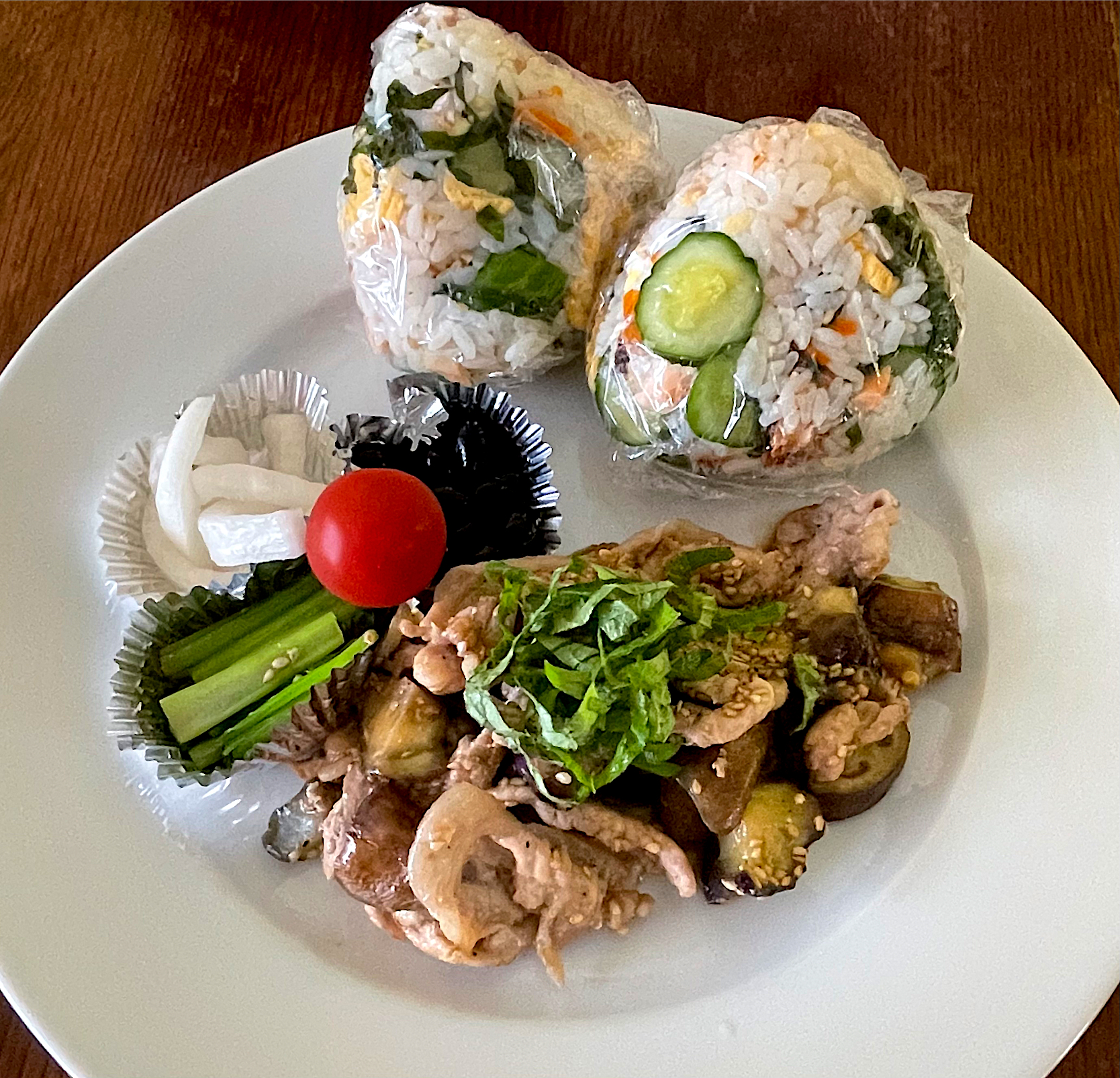 ランチ♯夏野菜♯茄子と豚肉の味噌炒め♯鮭と胡瓜と大葉の混ぜ寿司おにぎり♯小松菜おひたし♯大根浅漬け