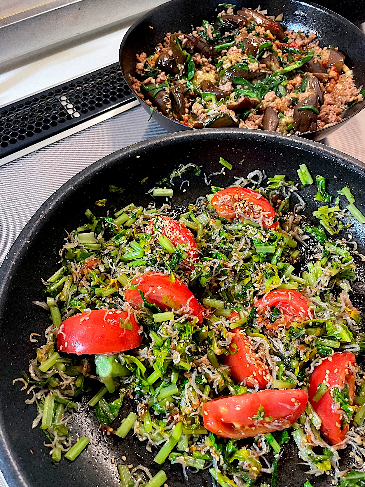 ちりめんと大根葉とトマトの麺つゆ炒め、麻婆茄子