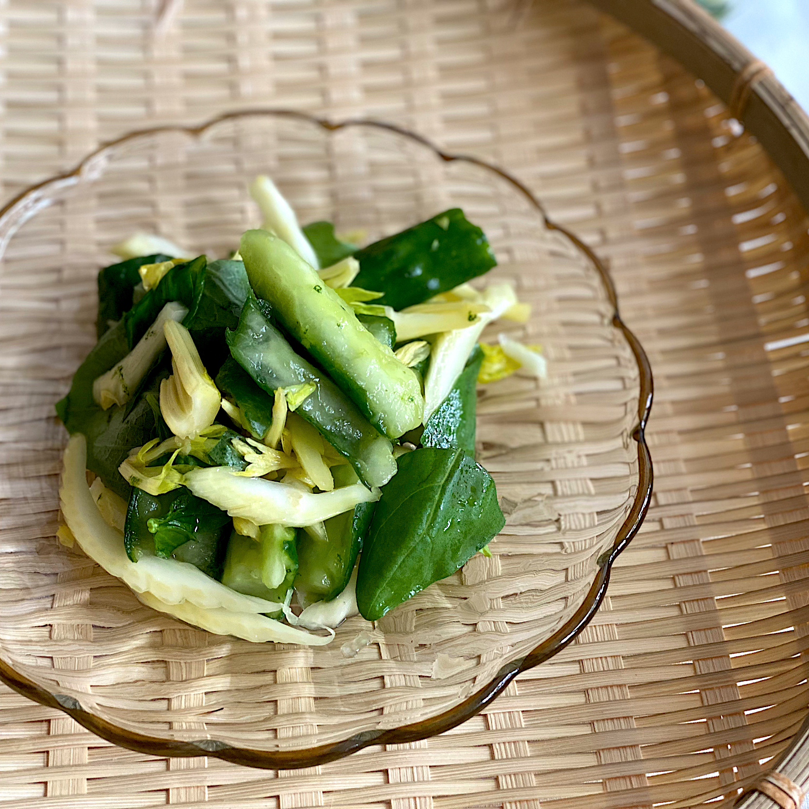 きゅうりとセロリのアジアンサラダ🥒🥢🌿