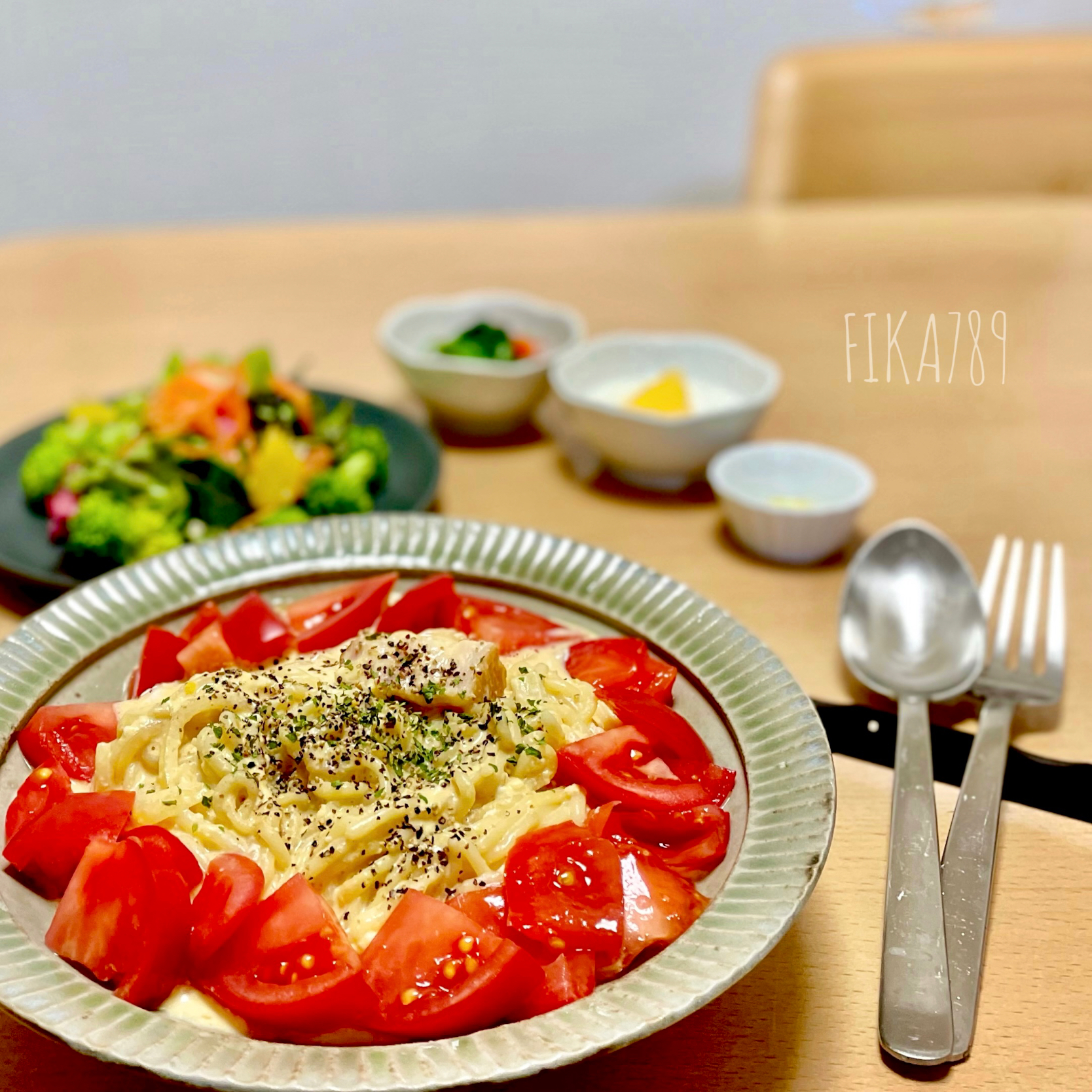 こんにゃく麺で　トマトたっぷりカルボナーラ