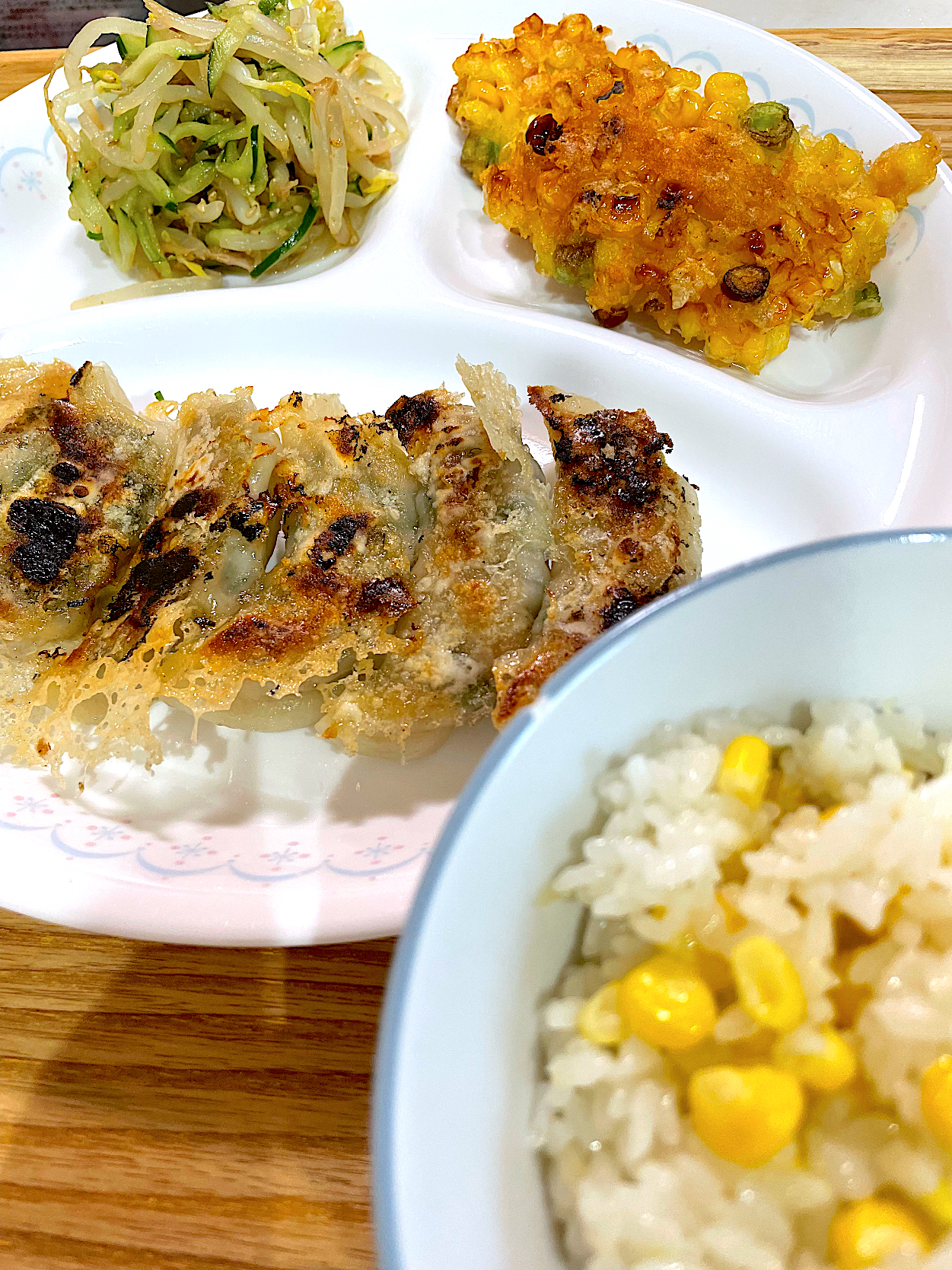 野菜餃子(ニラ、大葉)、とうもろこしとインゲン豆のかき揚げ、もやしときゅうりの中華サラダ、とうもろこしご飯