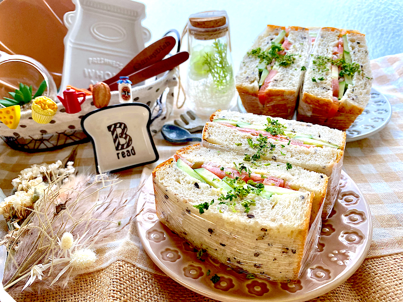 キュウリとトマトのサンドイッチ🥪
*からしマヨネーズ × 黒ごま食パン*
〜 𝘣𝘭𝘢𝘤𝘬 𝘴𝘦𝘴𝘢𝘮𝘦 𝘣𝘳𝘦𝘢𝘥 × 𝘤𝘶𝘤𝘶𝘮𝘣𝘦𝘳 × 𝘵𝘰𝘮𝘢𝘵𝘰 〜