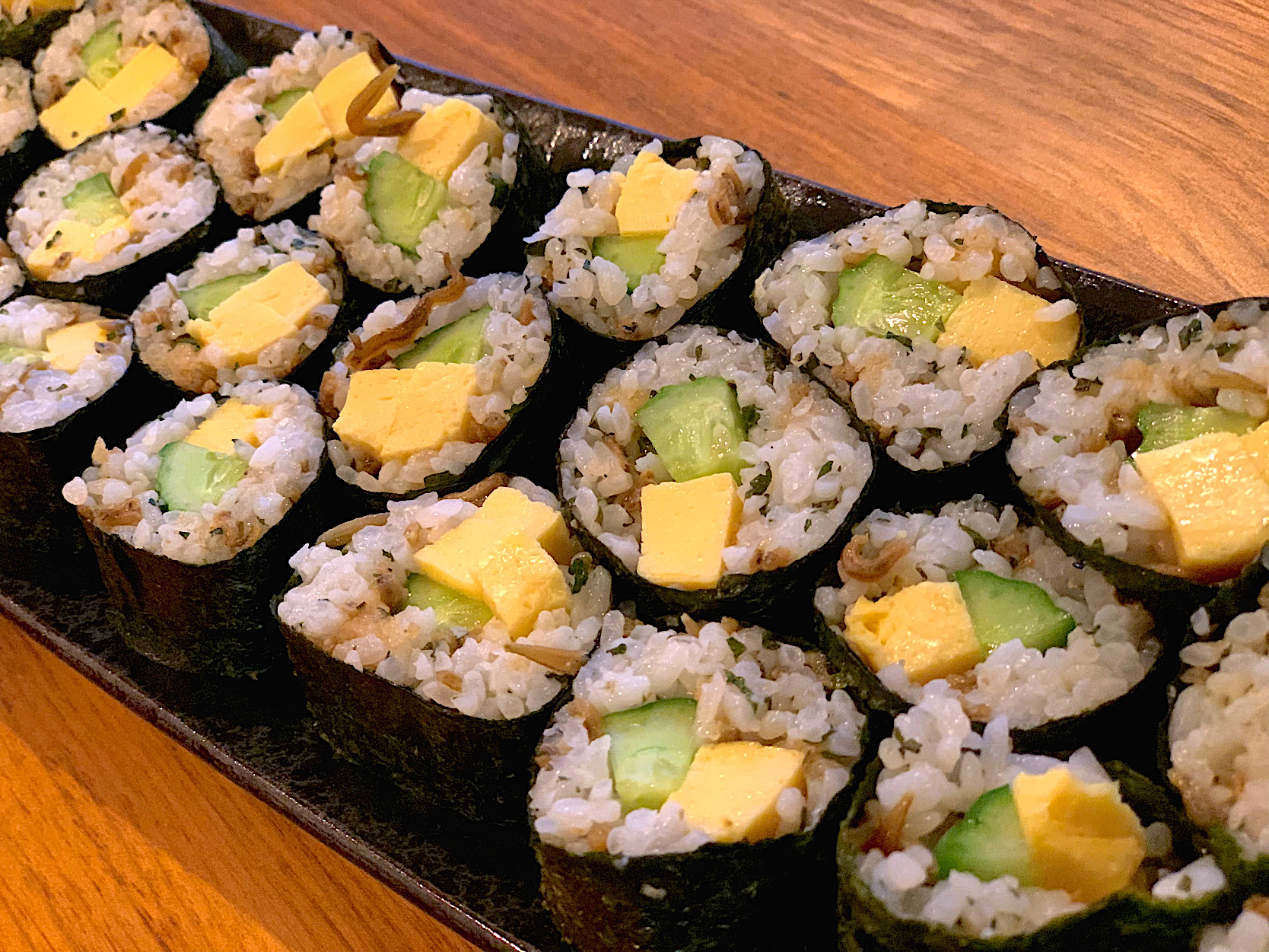 いかなごのくぎ煮と大葉の混ぜご飯で海苔巻き