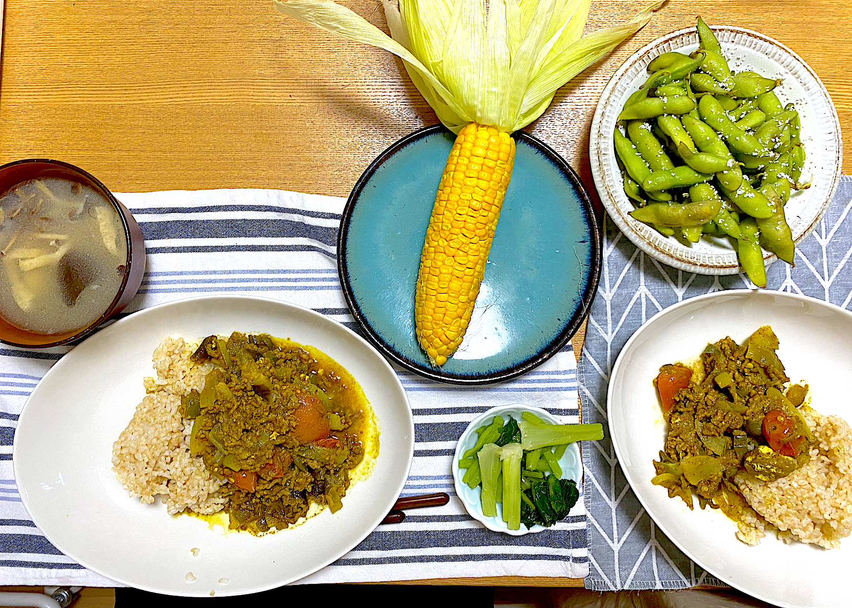 ピーマン入りキーマカレー🫑、祖父のとうもろこしと枝豆、かきのき茸のお味噌汁、野沢温泉村の野沢菜