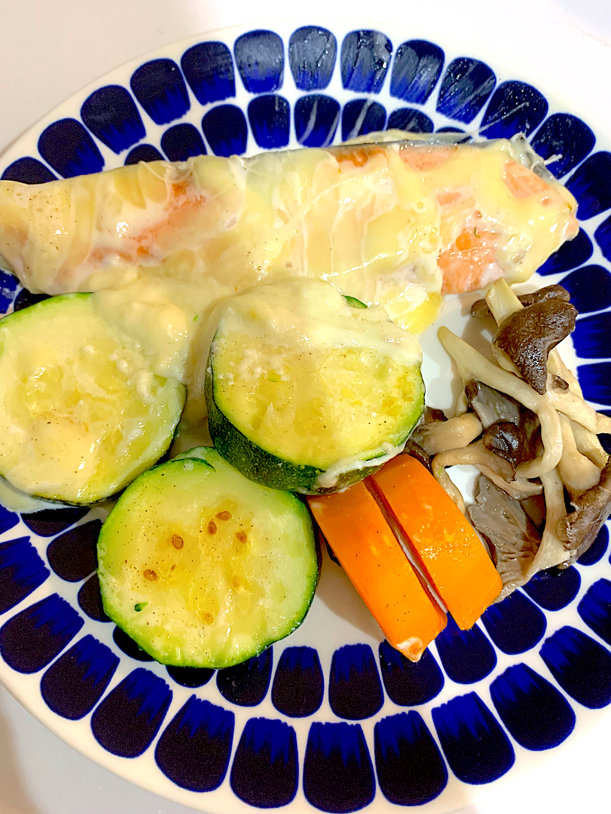 鮭と夏野菜のマヨチーズ焼き