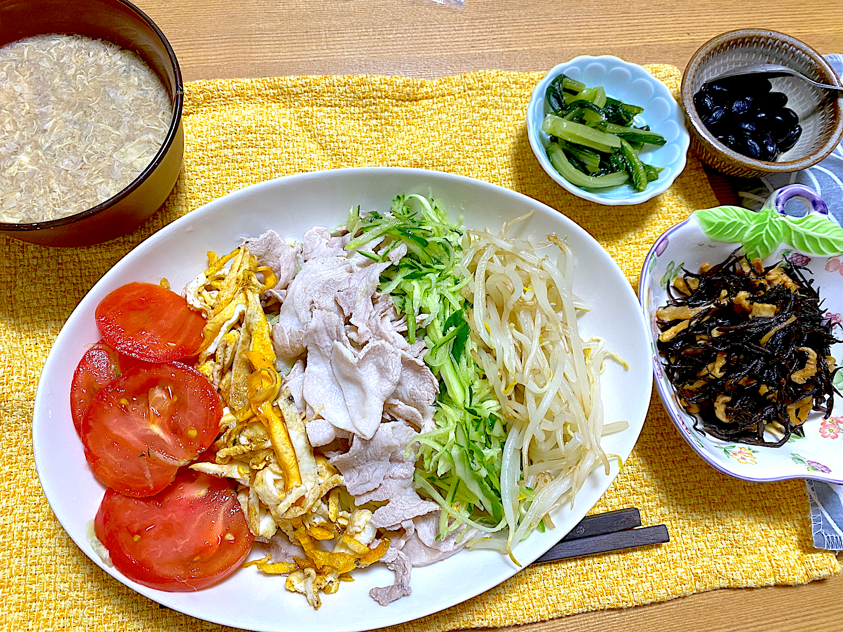 今日はクラシックポークで🎼冷やし中華🍜、黒豆、なかしましほさんのひじき和え、野沢菜