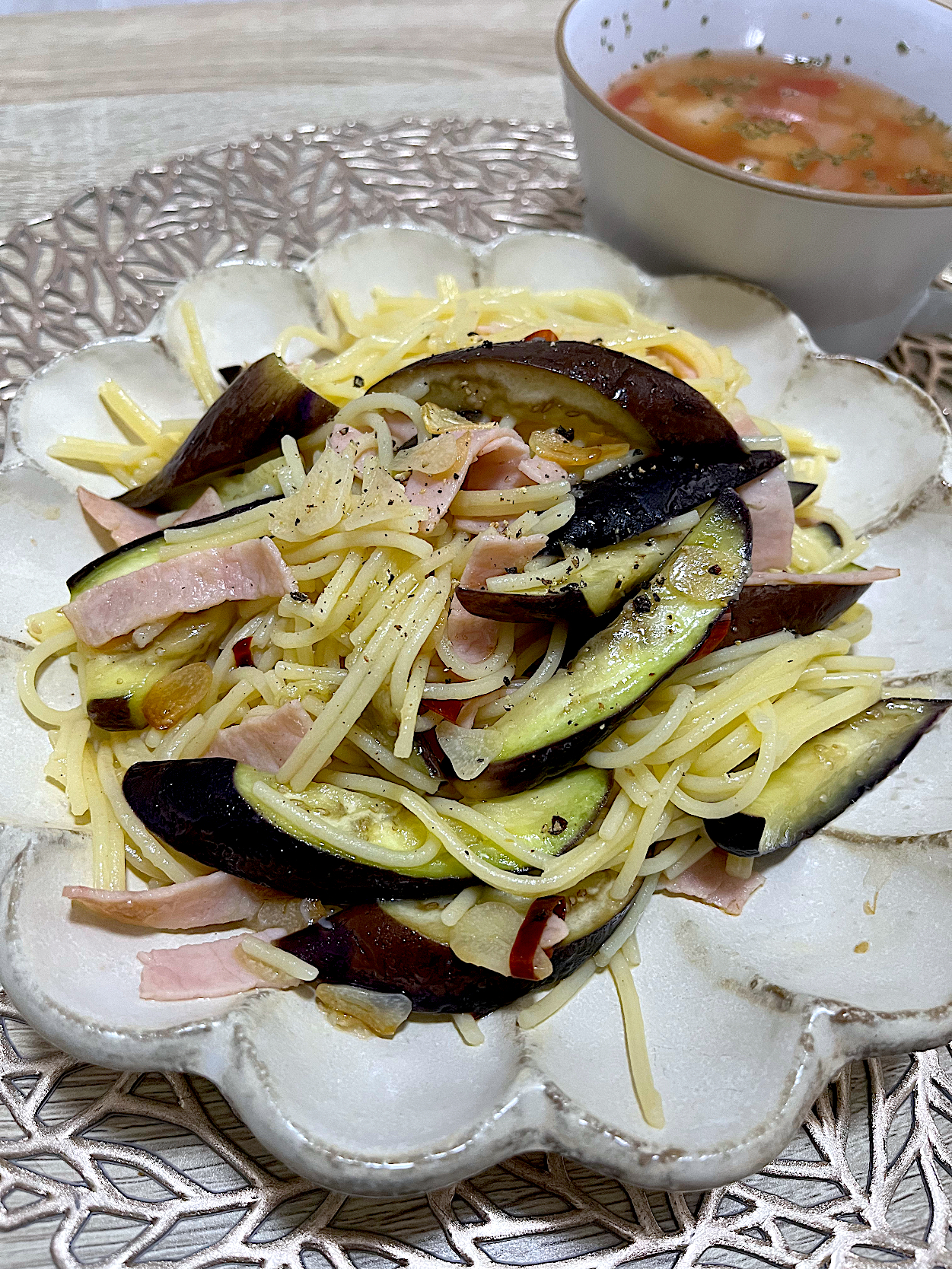 ナスのペペロンチーノとトマトとじゃがいものスープのお昼ごはん