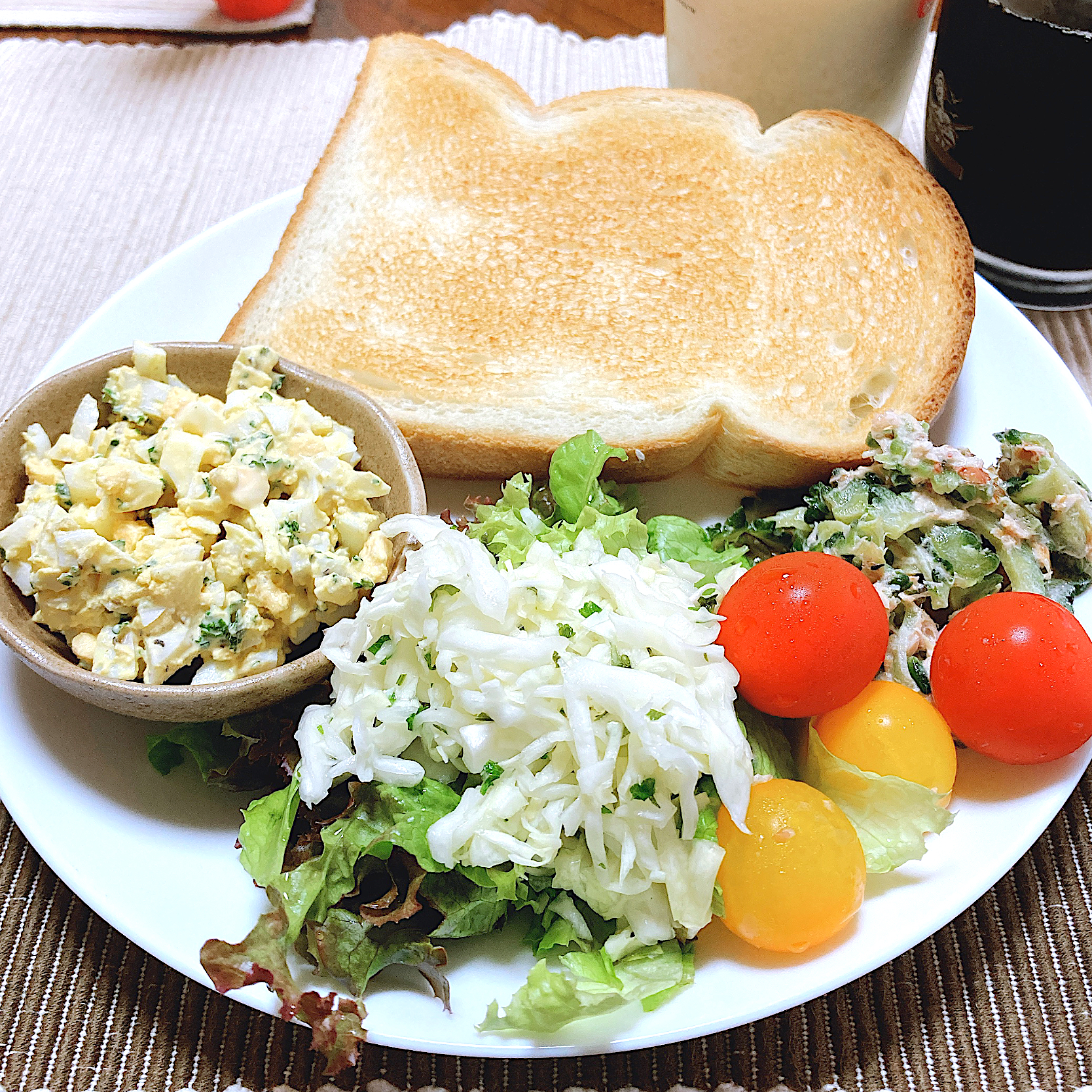 たっぷりサラダと食パン