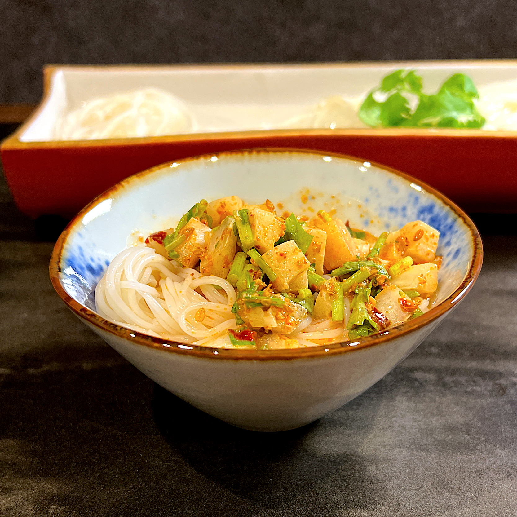 シャリシャリ玉葱のごまだれパクチーそうめん