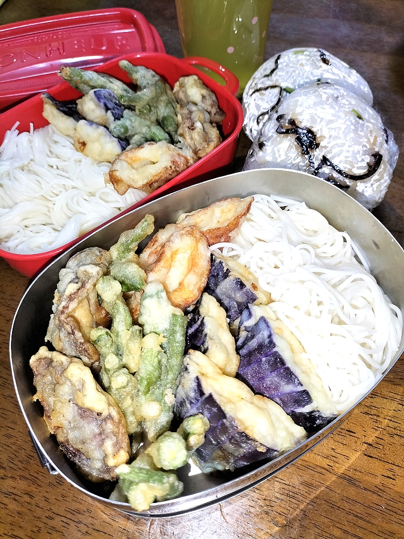 私弁当　旦那弁当🍱
　素麺
　野沢菜と塩こんぶのおにぎり😄