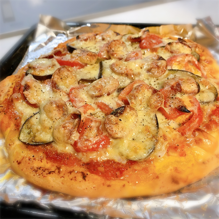 ピザ生地から作る茄子とトマトとサラミピザ
