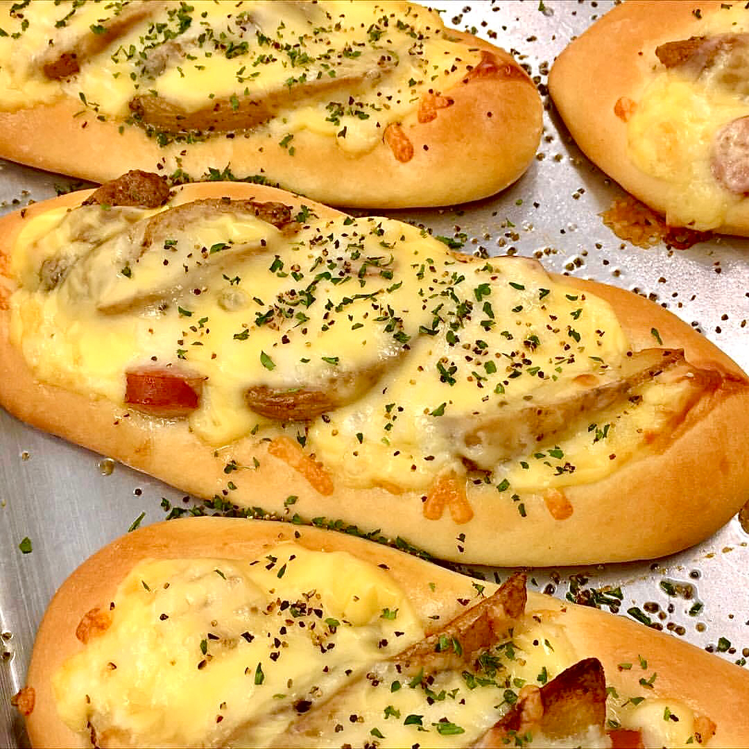 マッシュポテトの生地🥔ジャガイモ&粗挽きソーセージのチーズ焼きde朝ごはん