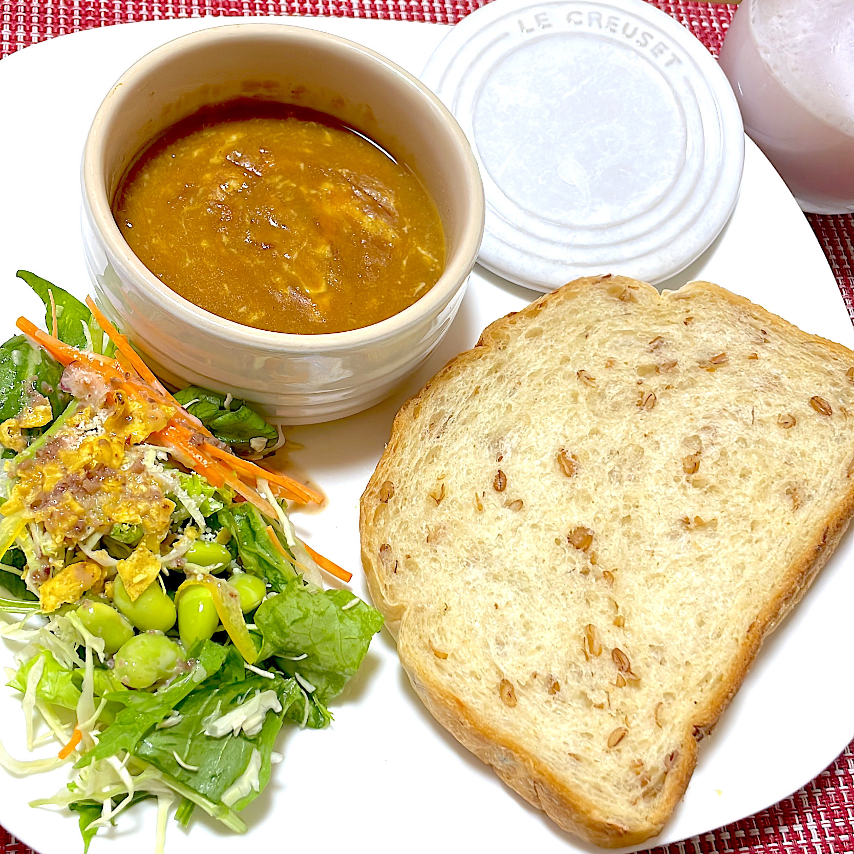 余ったチーズ入り牛すじカレーにパンつけて🍞