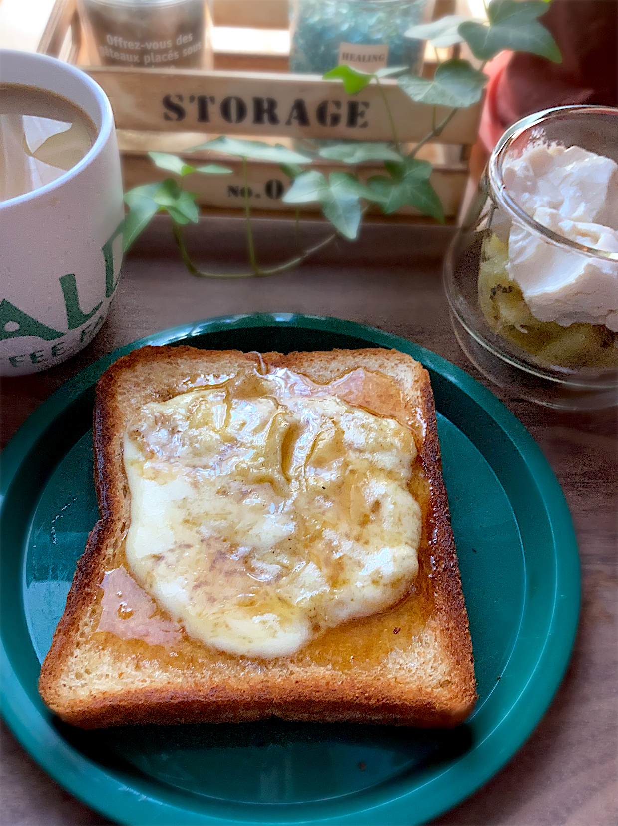 はちみつチーズトースト🍞🧀ゴールドキウイ豆乳グルト🥝ソイラテ☕️