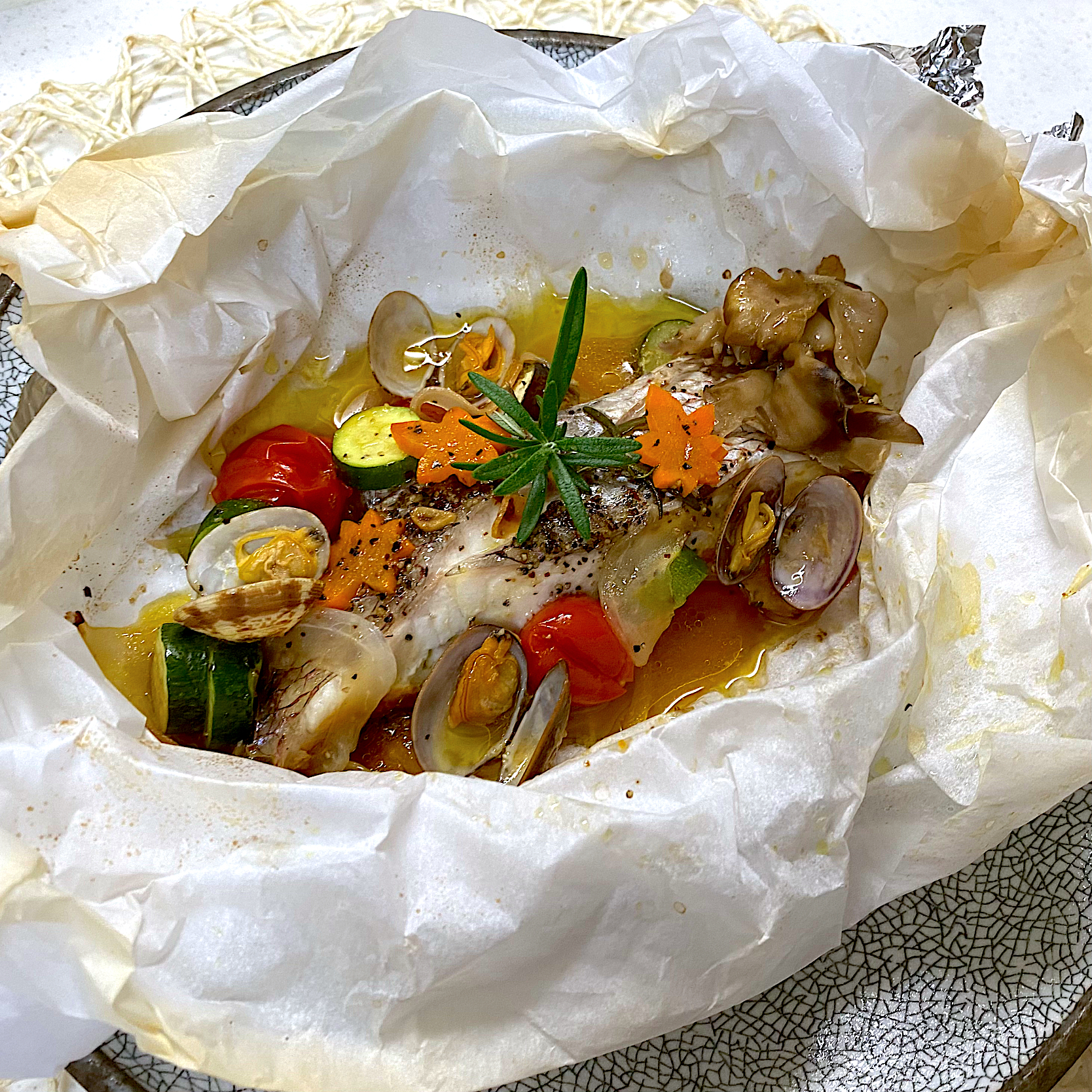 ホイル焼きで、鯛と旬野菜のアクアパッツァ