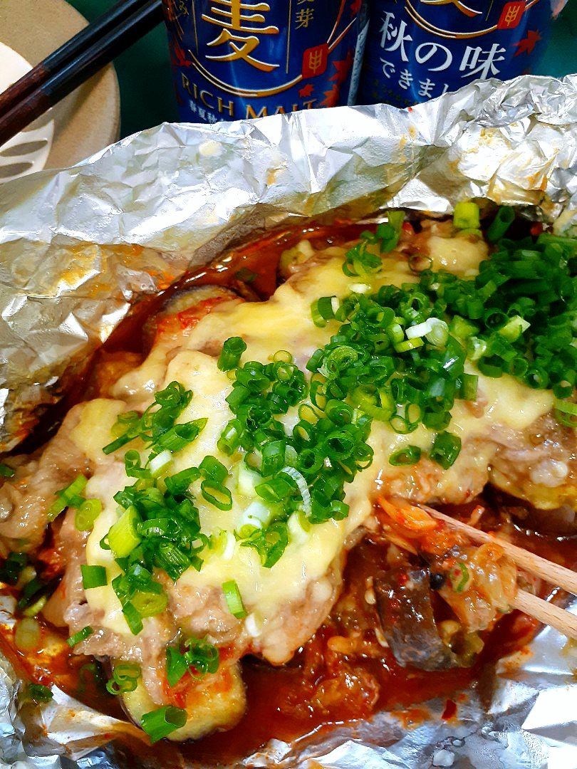 秋茄子🍆と豚コマのキムチチーズホイル焼き🧀