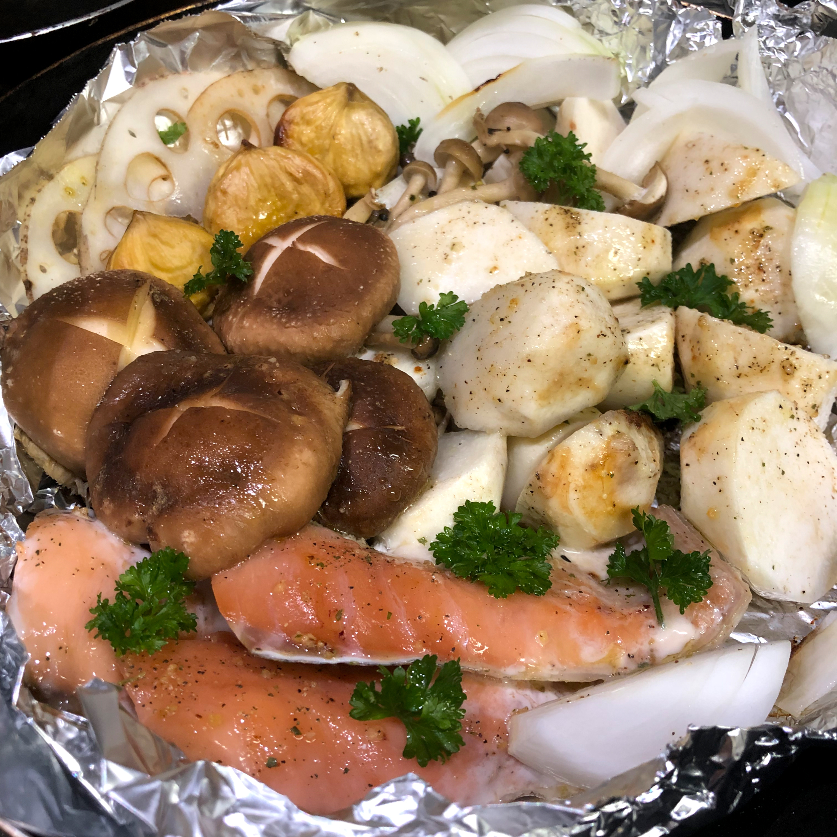 簡単❣️里芋と秋鮭のアヒージョ焼き