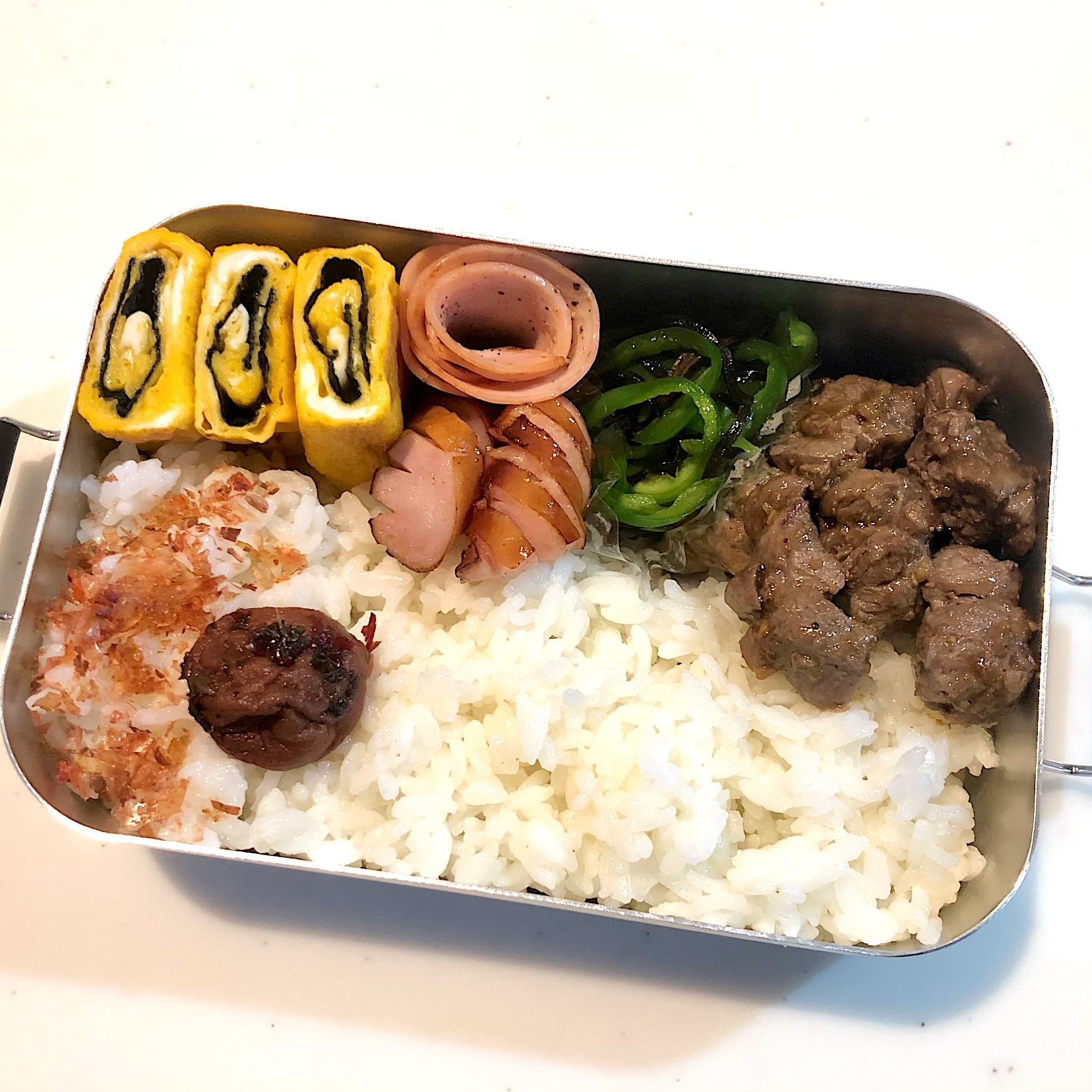 サラ弁　　　　　　　　　　　　　　　　　　牛ヒレ肉の生姜ダレ炒め　ピーマン塩昆布和え　海苔巻き卵焼き　ウインナー