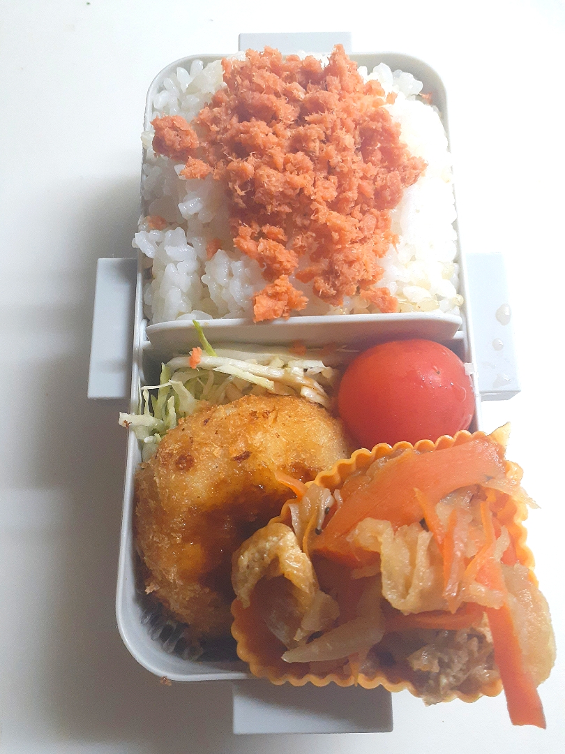 ☆中学生弁当☆玄米入り鮭ごはん、切干大根、キャベツ、里芋コロッケ、ミニトマト