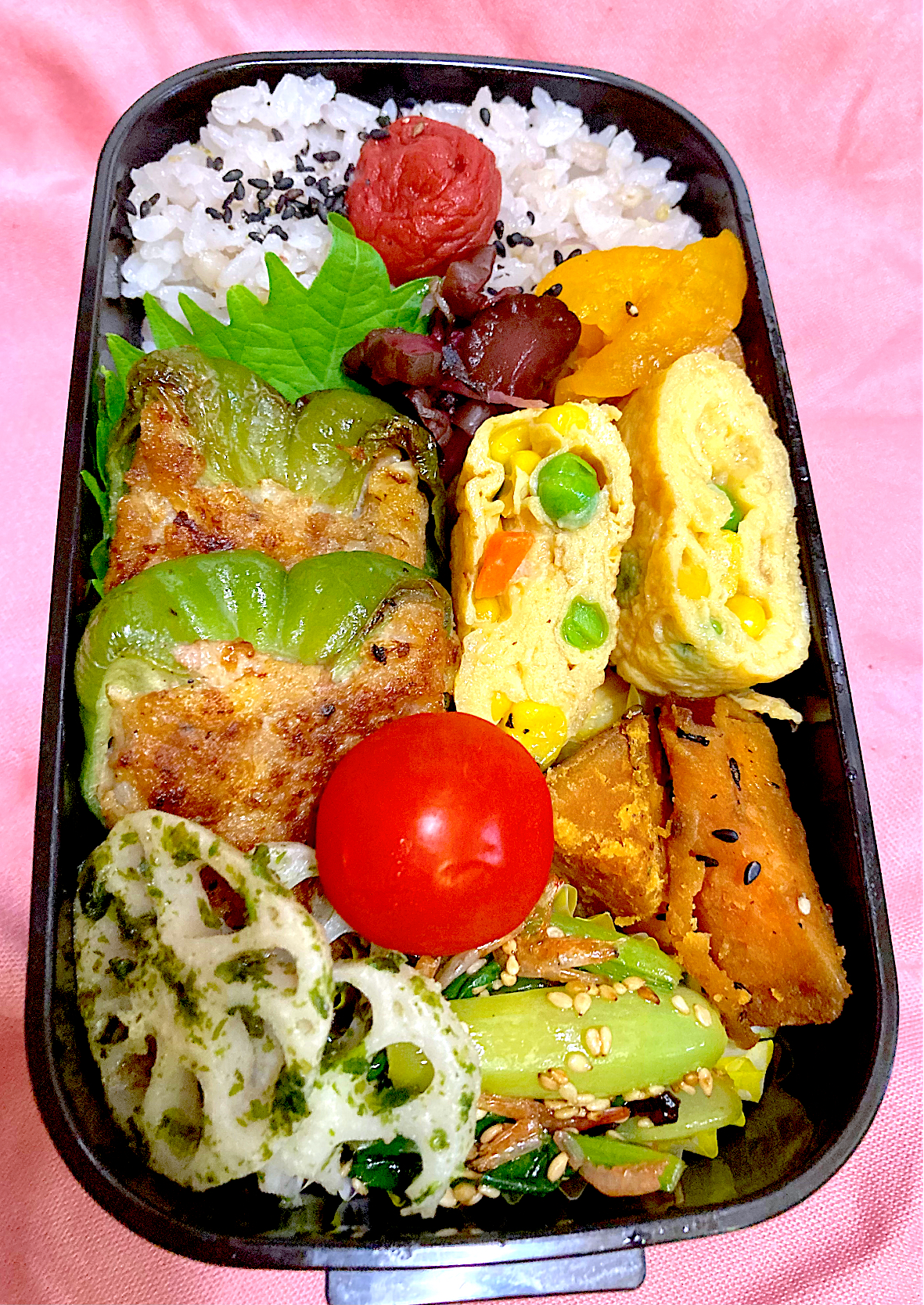 ピーマン肉詰め弁当。レンコンの塩バター青のり、ミックスベジタブル入り卵焼き、大学芋ご飯があまり見えていませんが、150gいつも入っています。