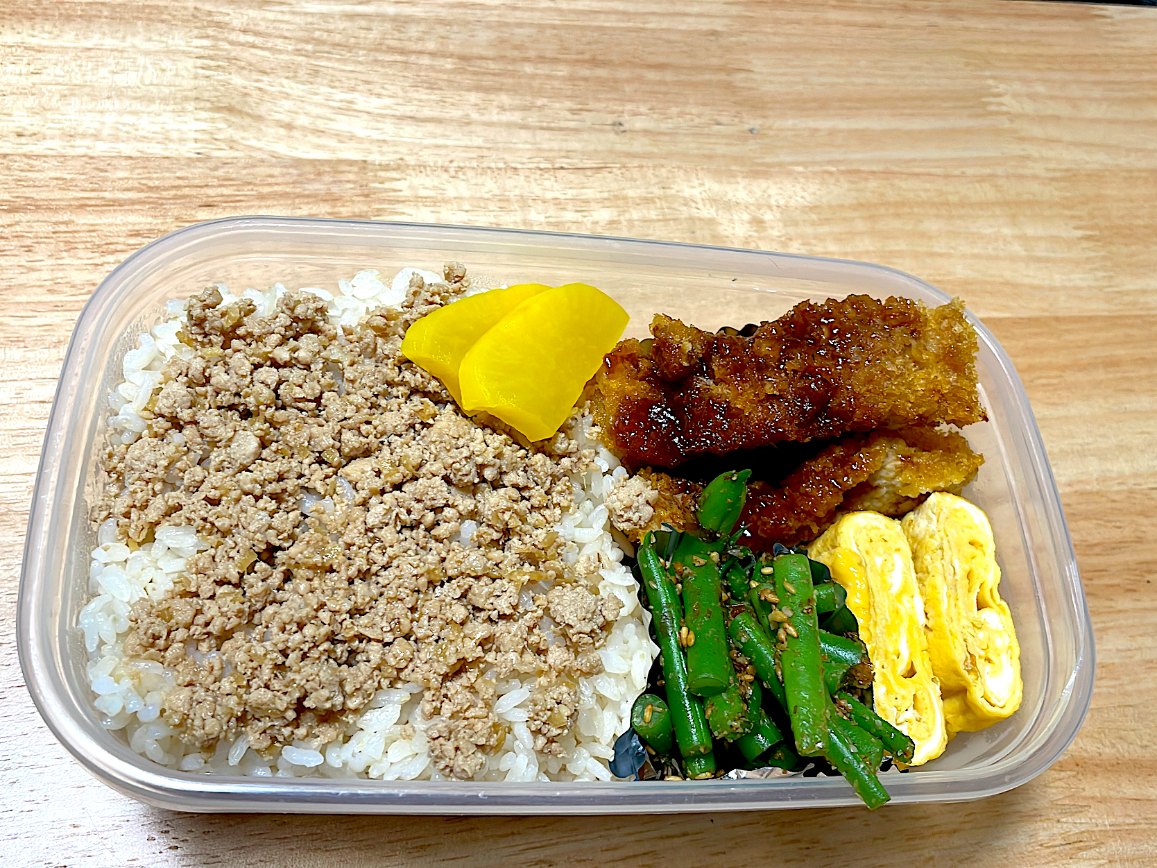 鶏そぼろとチキンカツ弁当