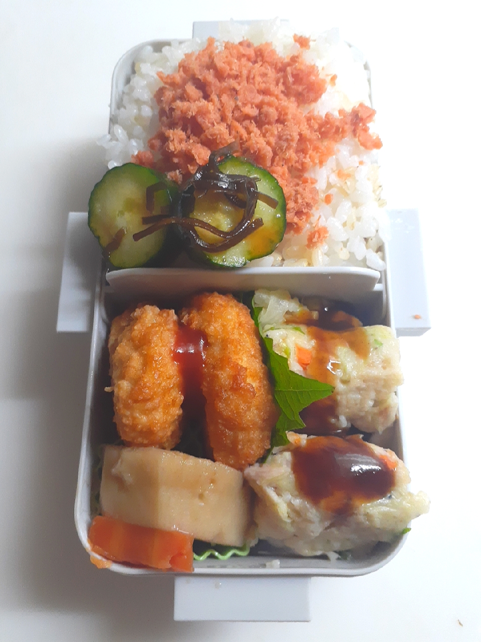 ☆中学生弁当☆玄米入り鮭ごはん、お好み焼き、チキンナゲット、里芋煮物、胡瓜塩昆布