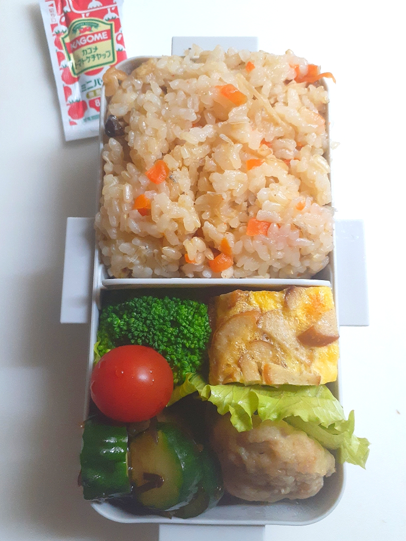 ☆中学生弁当☆玄米入りキノコの炊き込みご飯、ウィンナーチーズオムレツ、ハンバーグ、ブロッコリー、ミニトマト、塩昆布胡瓜