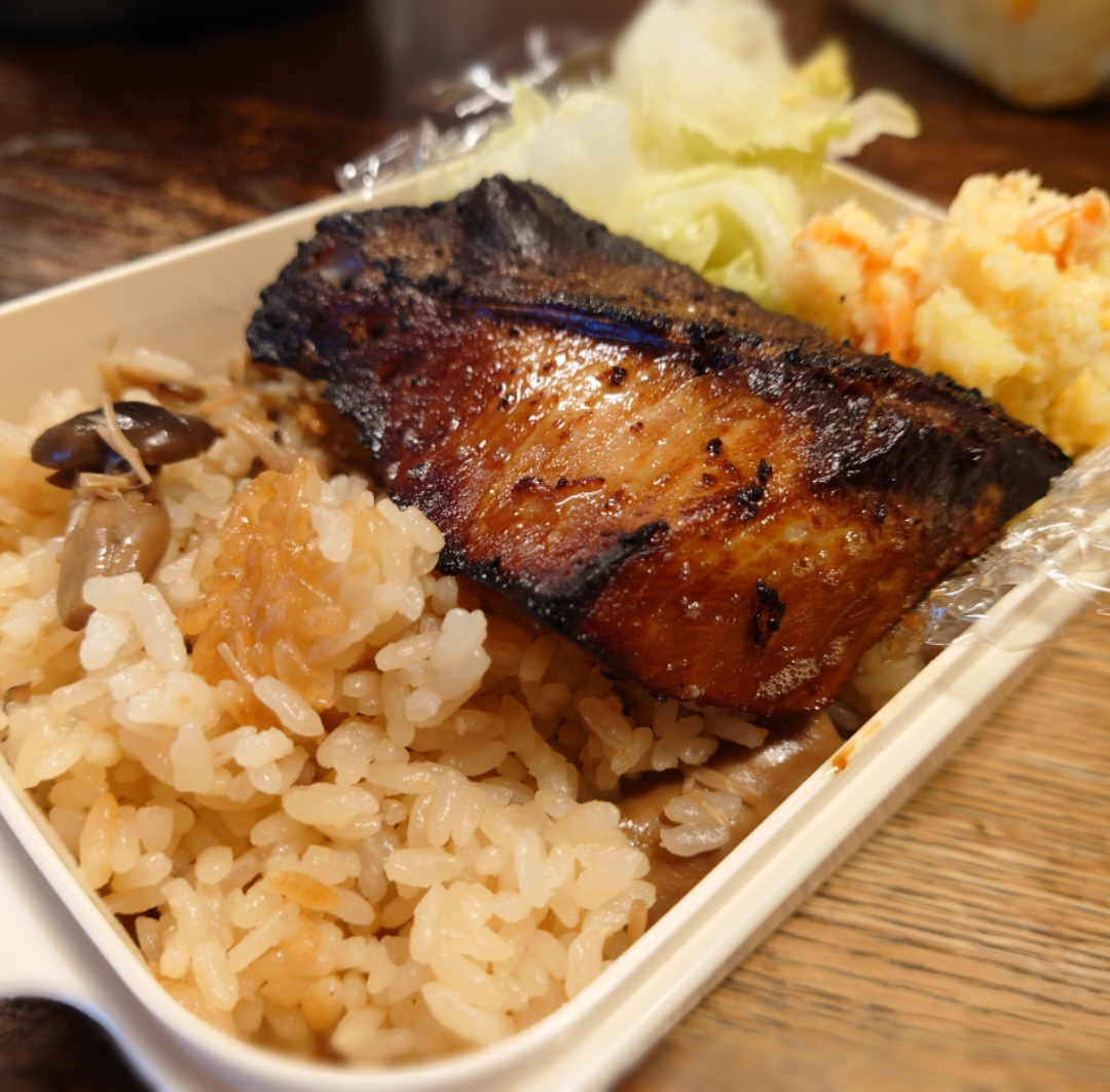 ブリの照り焼きと茸ご飯のお弁当(*^_^*)