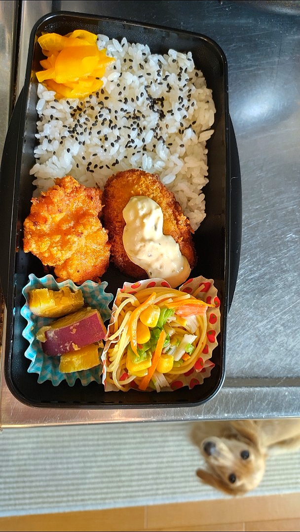 旦那弁当　2022/10/27

鶏の竜田揚げ
白身魚のフライ
シーフードペロンチーノ
さつまの甘煮