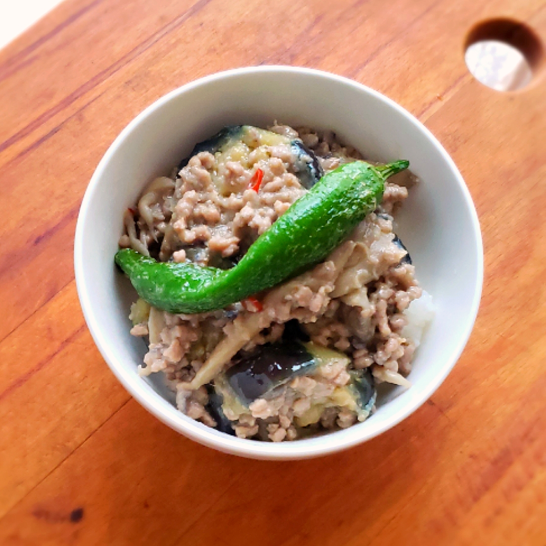 胡麻油香る＊秋の茄子と舞茸の肉味噌丼