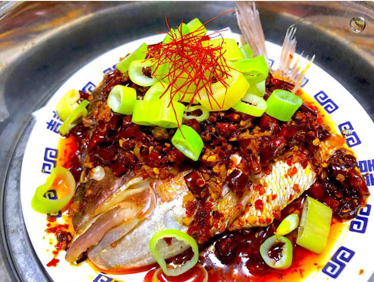 湖南料理　刴椒魚头”ﾄﾞｩｵｼﾞｬｵﾕｲﾄｩ” (魚頭の唐辛子蒸し)