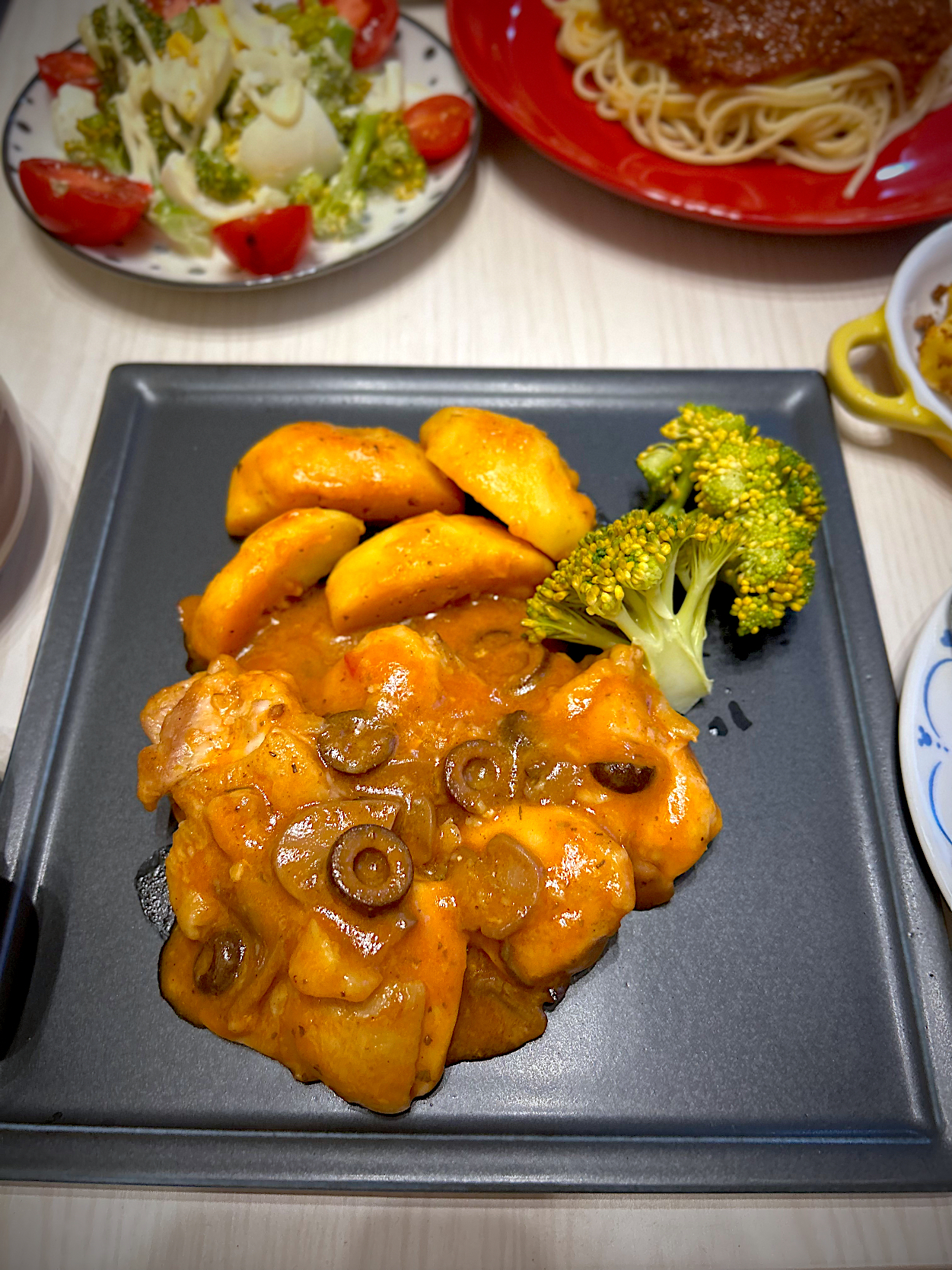 完熟トマトの旨味とローズマリーの香り　鶏肉のカチャトーラ🎄