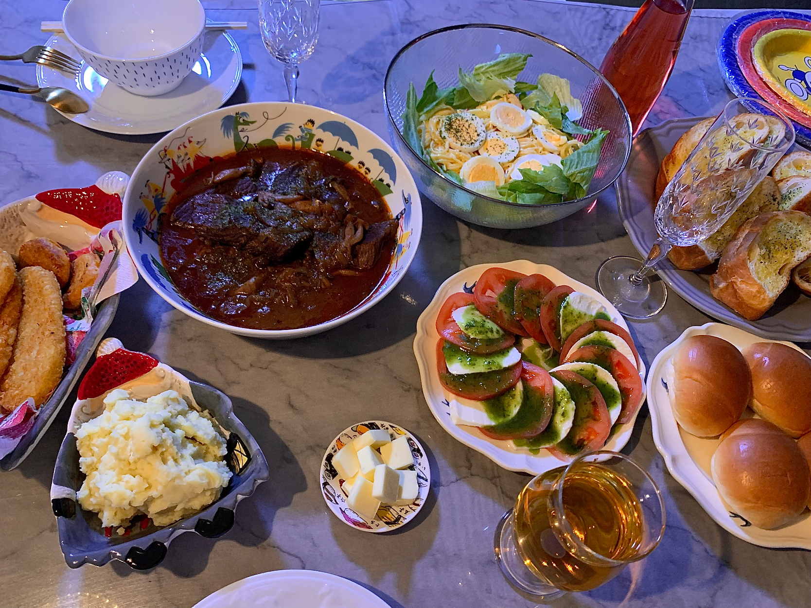 牛肉の赤ワイン煮込み🎄サラスパ🎉カプレーゼ🍅バケット🥖マッシュポテト🥔