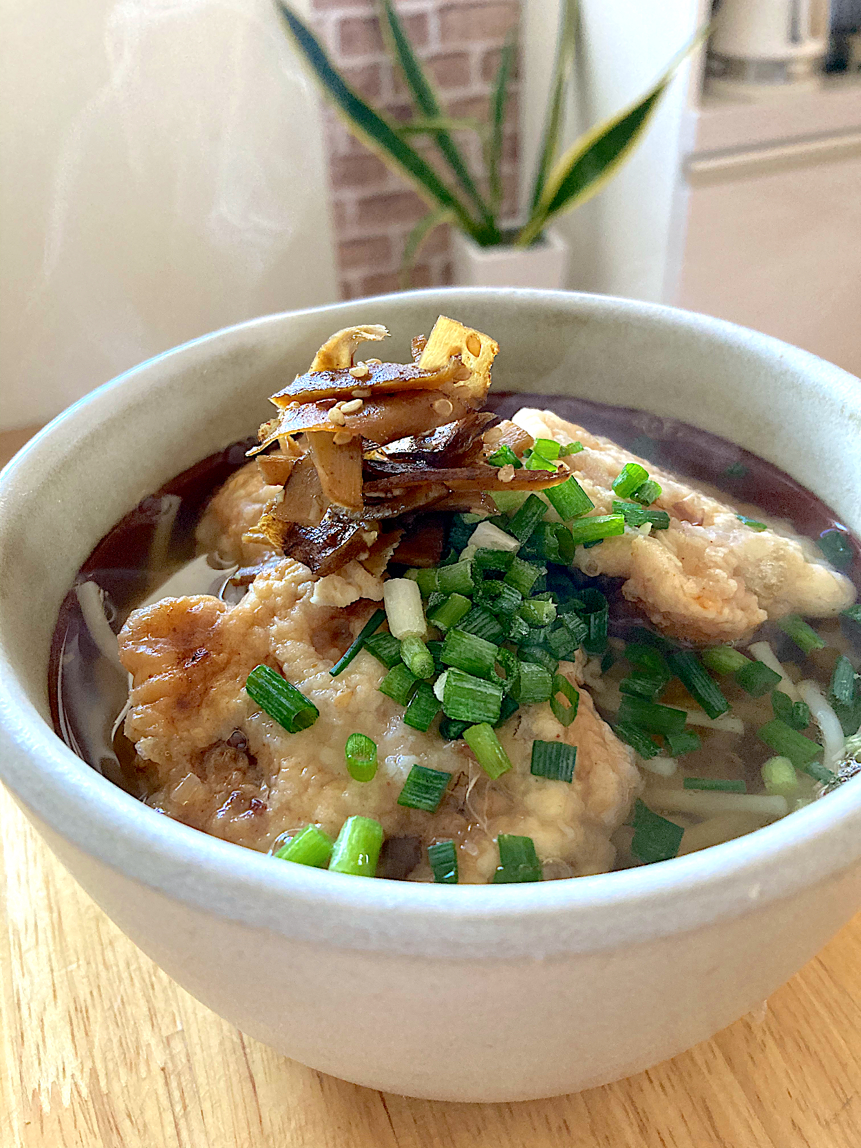 さつま芋と蓮根の天ぷら蕎麦。きんぴらごぼうの残りもトッピング🎵