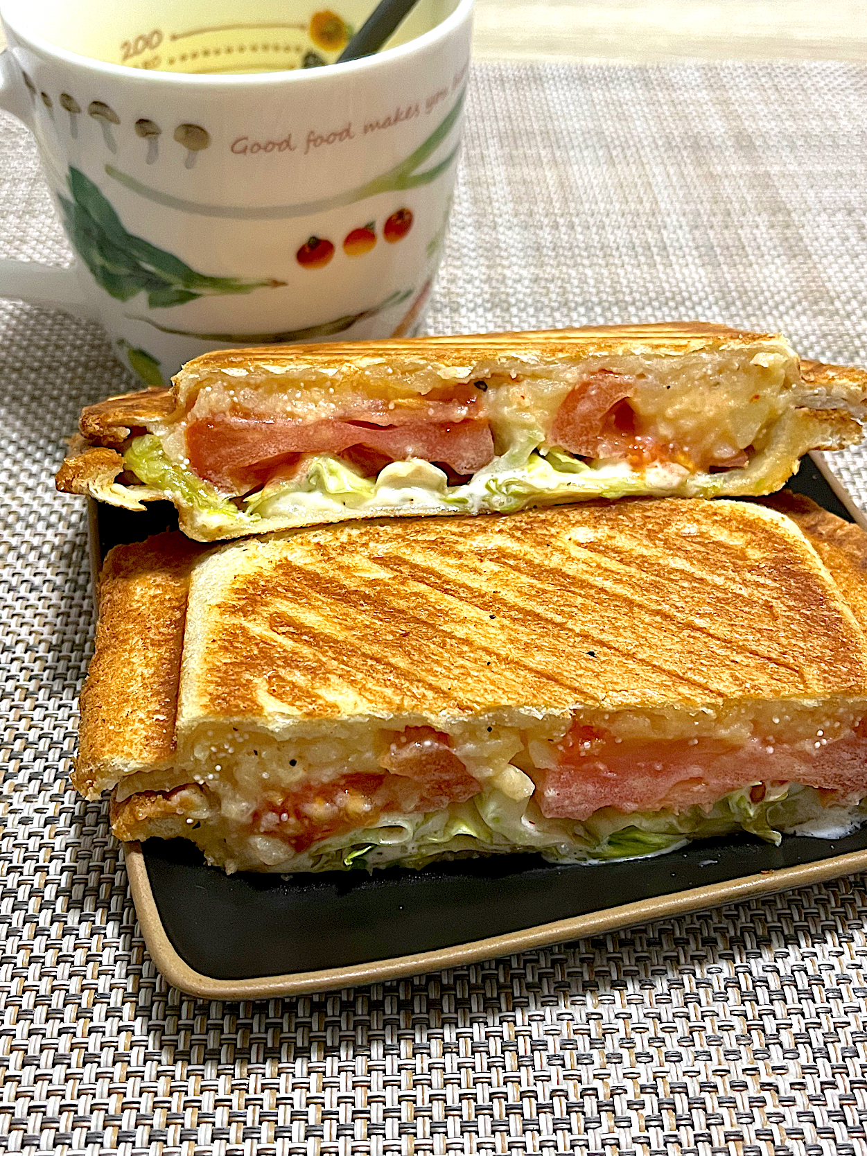 今日の朝ごはん~タラモサラダと野菜のホットサンド~