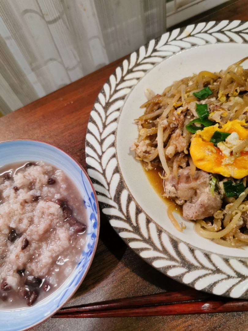 ある日の夕食〜

もやしたっぷりすき焼き👍グ〜です☺️