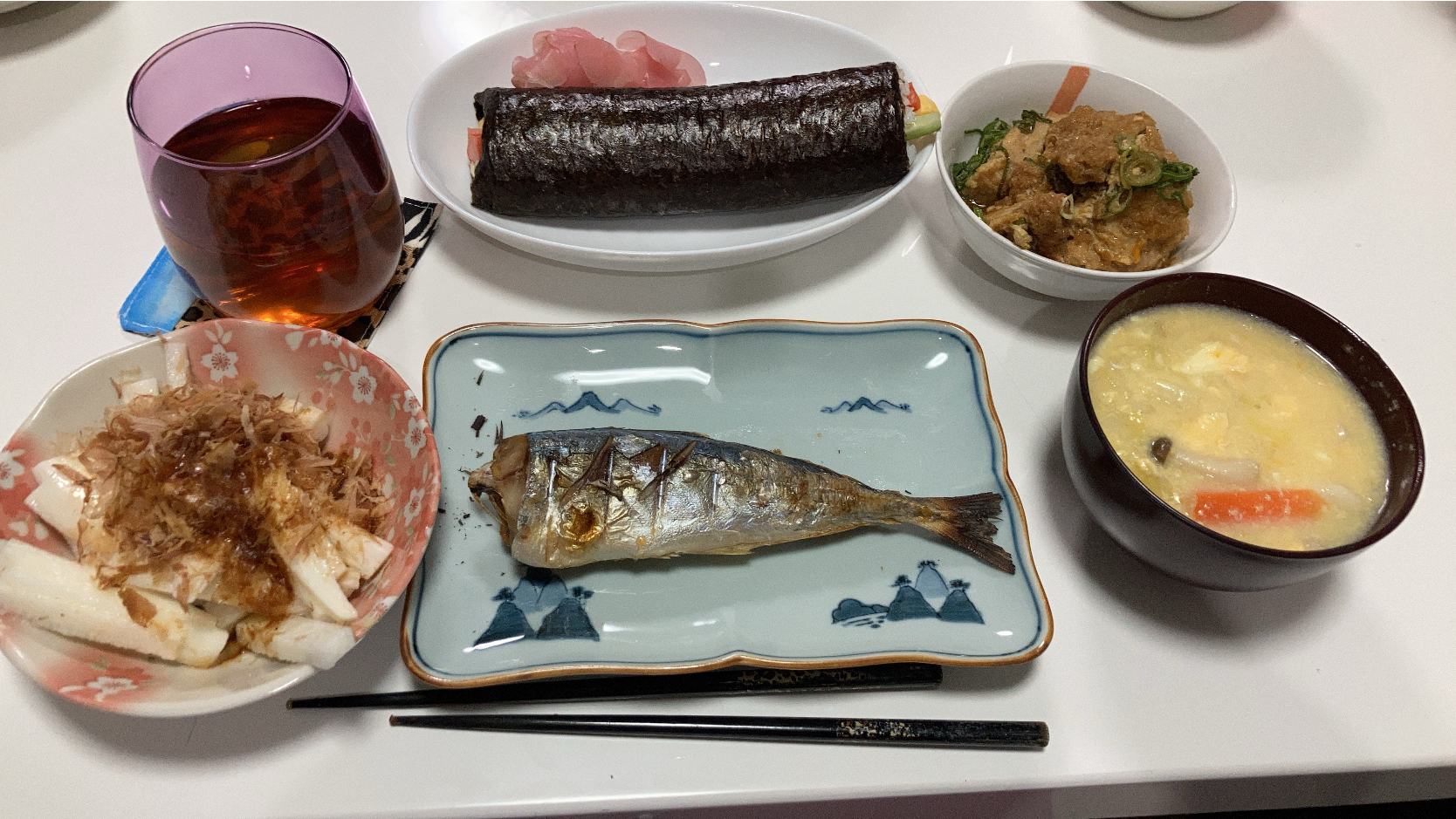 晩御飯(^^)☆鯵の塩焼き☆カツとじ☆長芋短冊☆野菜の中華風かき卵スープ☆恵方巻き。これだけ、おかず作ってたら、１本で足りるでしょう💦恵方巻き作るのも買うのも高いんだよ｡ﾟ(ﾟ´ω`ﾟ)ﾟ｡姑さん家にも３本持って差し入れ。「あ、今日節分やったか😅曜日感覚無くなる😅」って喜んで受け取ってくれた😅