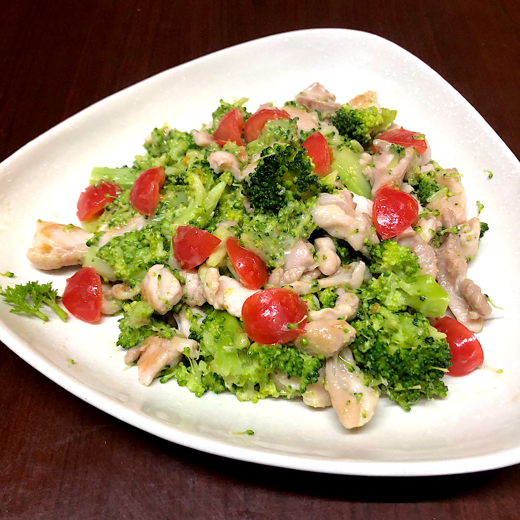 アルモンデ＊鶏もも肉とブロッコリー🥦のクリームソテー🍅