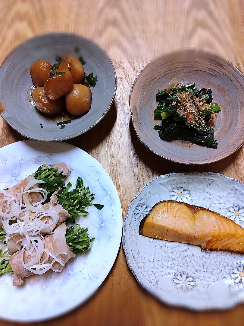 晩ごはん（焼き鮭、豆苗の肉巻き、玉こんにゃくの甘辛にんにく、ほうれん草のおひたし）