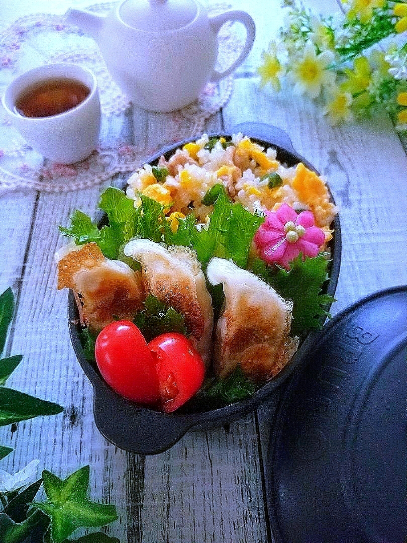 炒飯餃子弁当