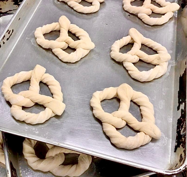 明日の朝用にエダムのプレッツェルを仕込む🥨