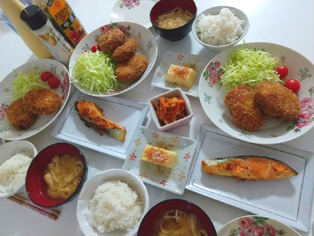 夕食(*^^*)
コロッケ&サラダ🥗
鮭西京焼
卵豆腐
キムチ
お味噌汁(大根、油揚げ)