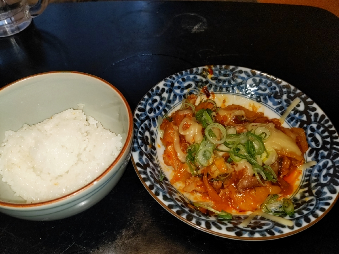 夜勤明けのし餅余りをトッポキに見立てキムチと豚小間肉でキムチ炒め〜チーズドッグ