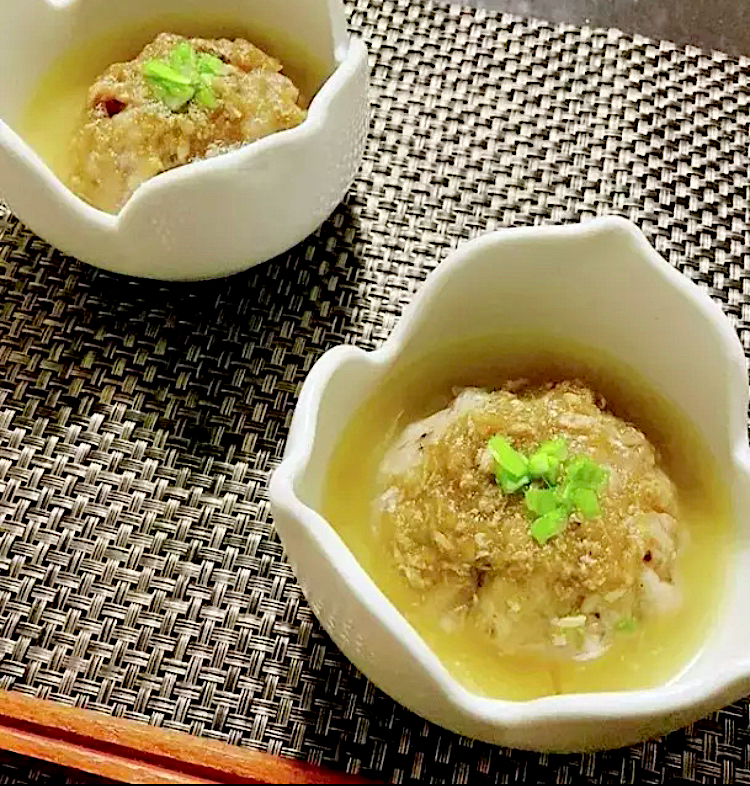 とろろ昆布餡がけ　鯖缶と蓮根の饅頭