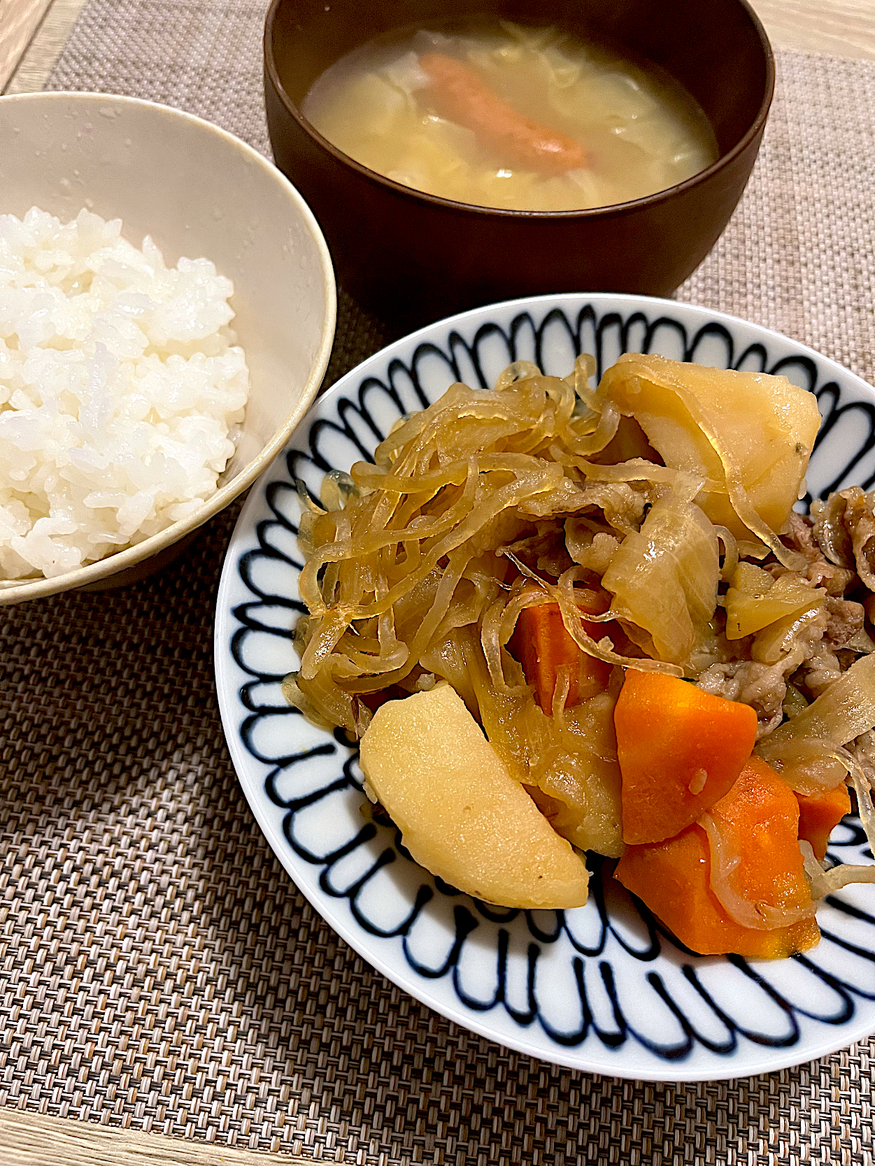 今日の夜ごはん~肉じゃがと具沢山味噌汁~