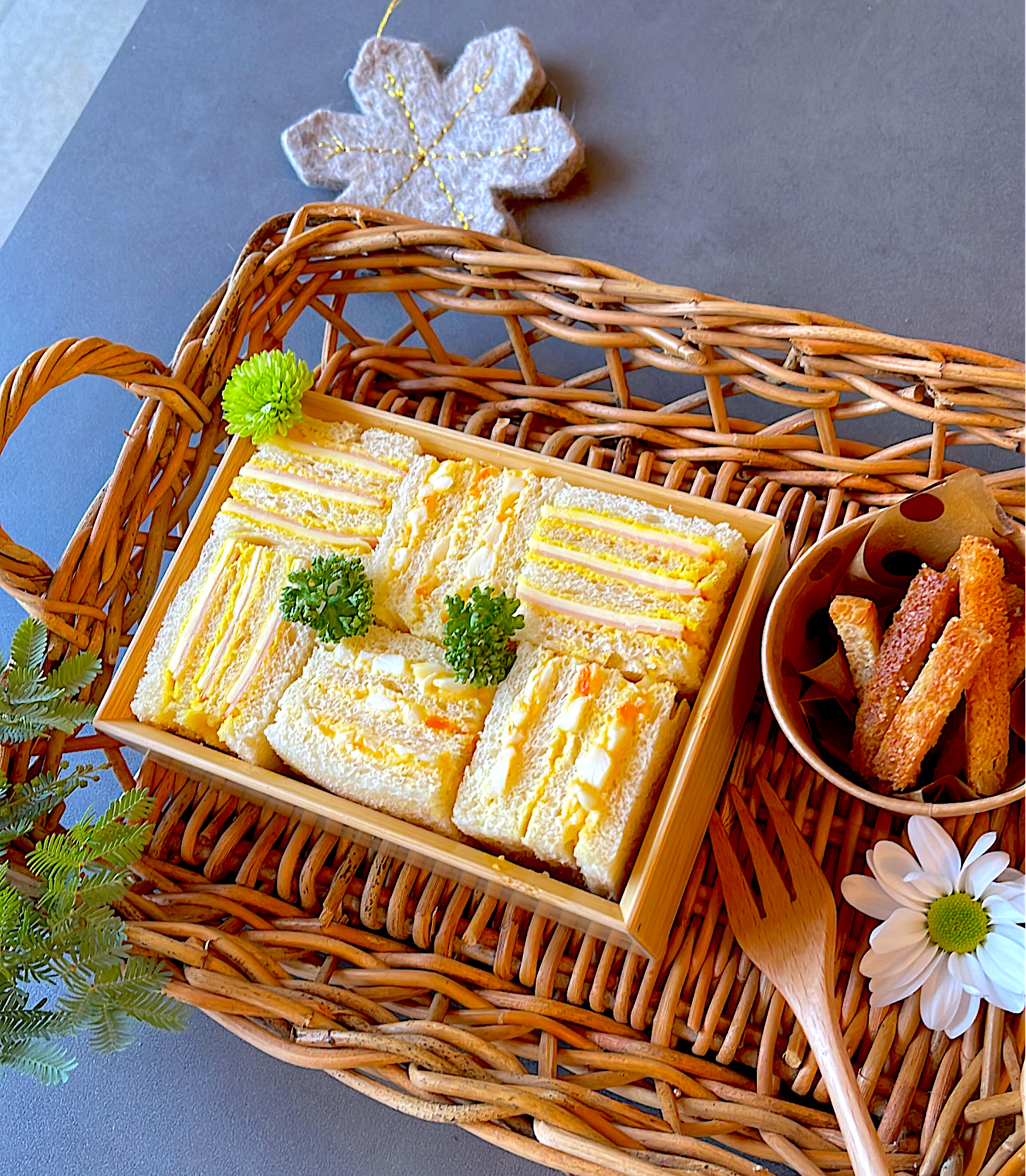 三層のサンド弁当