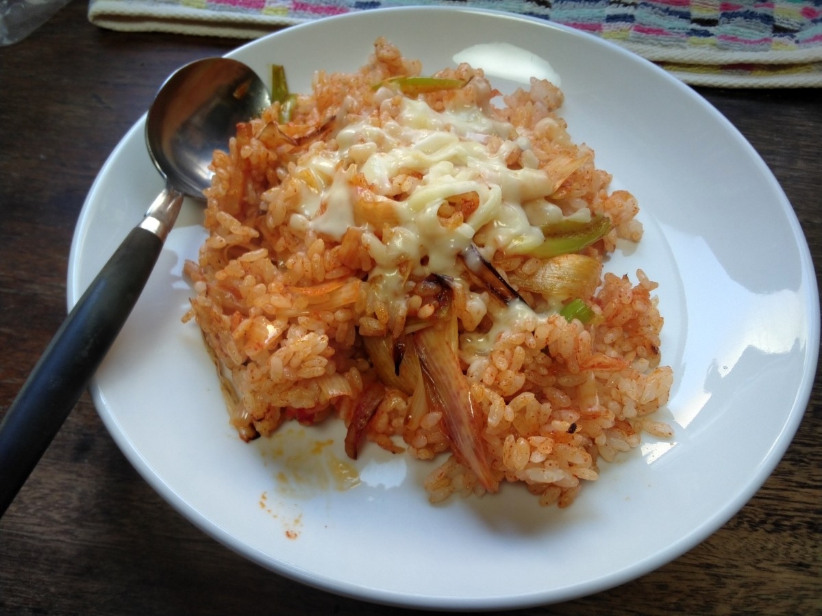 手作りねぎキムチの焼き飯にピザ用チーズ