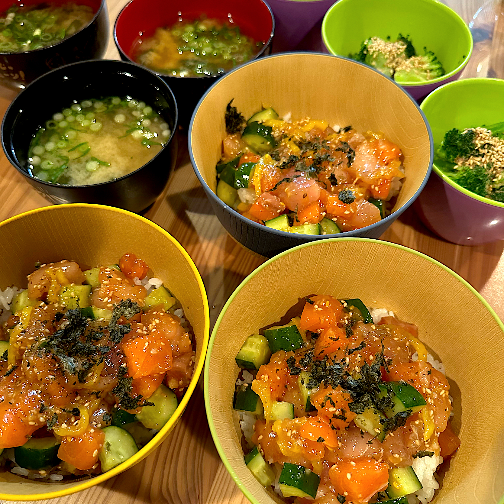 まぐろとサーモンのユッケ丼 冷凍ブロッコリー胡麻和えインスタントお味噌汁